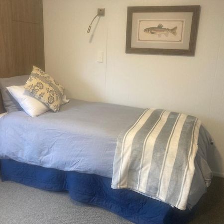 Anglers Adventure Paradise Cabin Bnb Wifi Parking 图朗伊 外观 照片